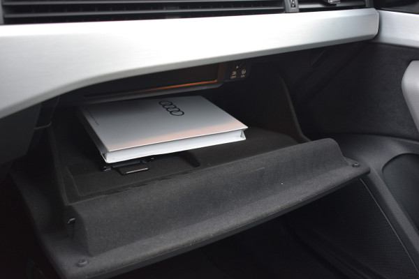 Audi A4 Limousine 35 TFSI S-line 2.0 Mild Hybrid S-line black-line Automaat Leder interieur