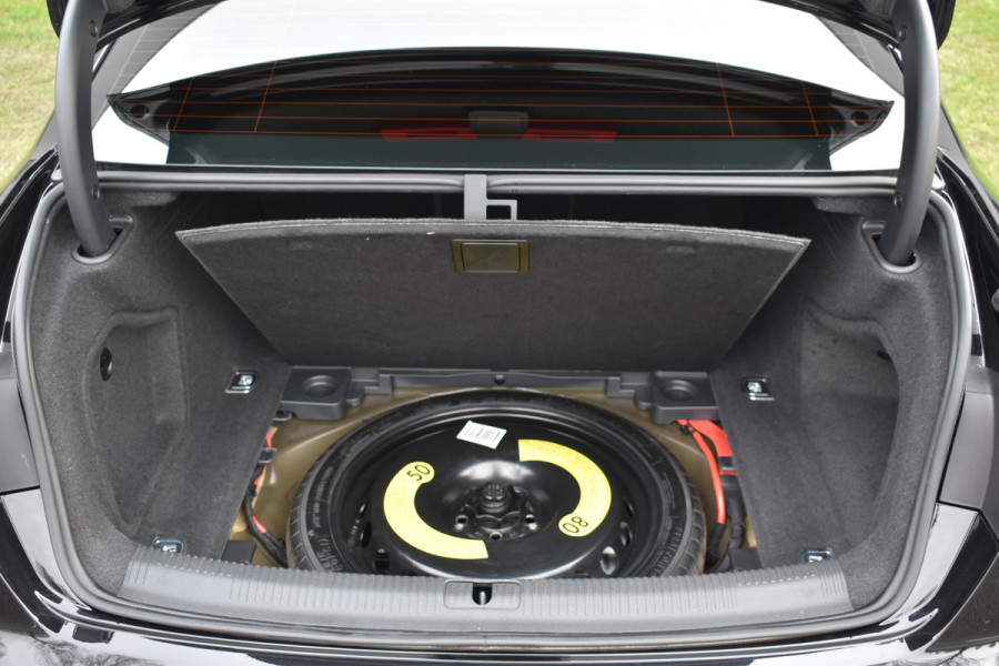 Audi A4 Limousine 35 TFSI S-line 2.0 Mild Hybrid S-line black-line Automaat Leder interieur