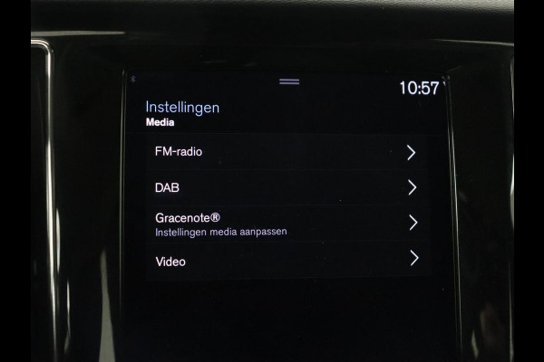 Volvo V60 2.0 B3 Momentum | Trekhaak | Stoelverwarming | Adaptive cruise | Carplay | Stuurverwarming | Full LED | Digital Cockpit | Parkeerhulp | 17'' | Bluetooth | Climate control