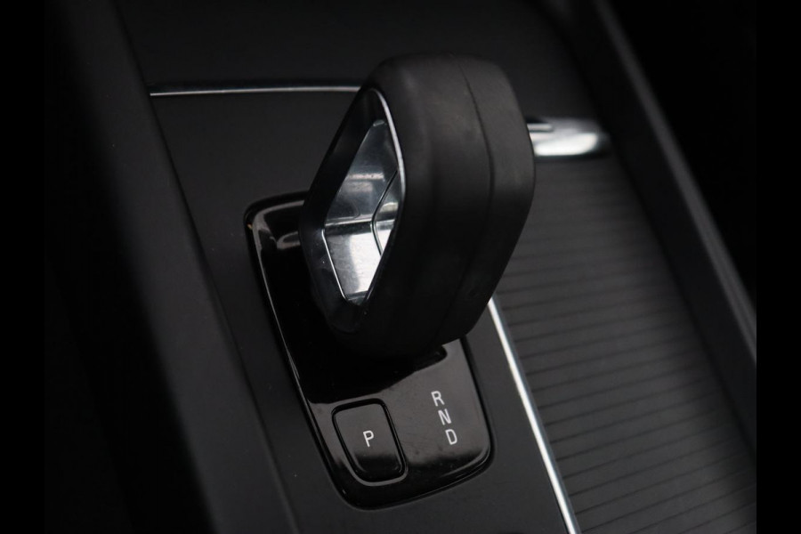 Volvo V60 2.0 B3 Momentum | Trekhaak | Stoelverwarming | Adaptive cruise | Carplay | Stuurverwarming | Full LED | Digital Cockpit | Parkeerhulp | 17'' | Bluetooth | Climate control