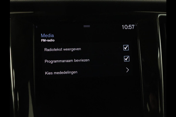 Volvo V60 2.0 B3 Momentum | Trekhaak | Stoelverwarming | Adaptive cruise | Carplay | Stuurverwarming | Full LED | Digital Cockpit | Parkeerhulp | 17'' | Bluetooth | Climate control