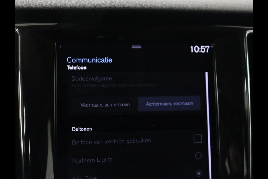 Volvo V60 2.0 B3 Momentum | Trekhaak | Stoelverwarming | Adaptive cruise | Carplay | Stuurverwarming | Full LED | Digital Cockpit | Parkeerhulp | 17'' | Bluetooth | Climate control