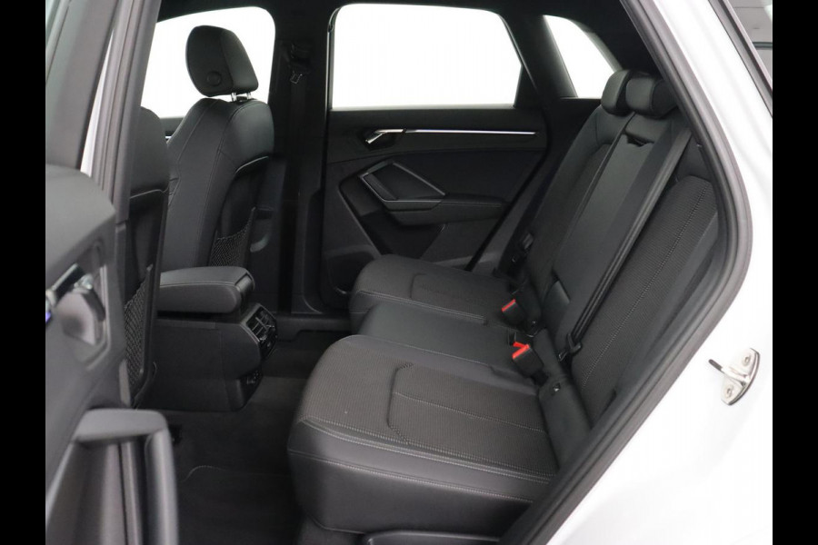 Audi Q3 45 TFSIe S edition | SOH 88% | Sportstoelen | Carplay | Trekhaak | Virtual Cockpit | Navigatie | Camera | Full LED | Half leder | Sfeerverlichting | Climate control | Parkeeerhulp | Cruise control | PHEV | Plug In