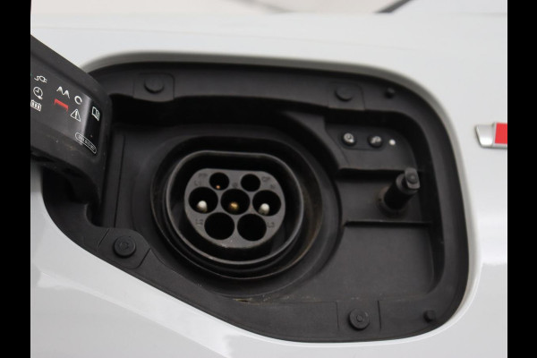 Audi Q3 45 TFSIe S edition | SOH 88% | Sportstoelen | Carplay | Trekhaak | Virtual Cockpit | Navigatie | Camera | Full LED | Half leder | Sfeerverlichting | Climate control | Parkeeerhulp | Cruise control | PHEV | Plug In