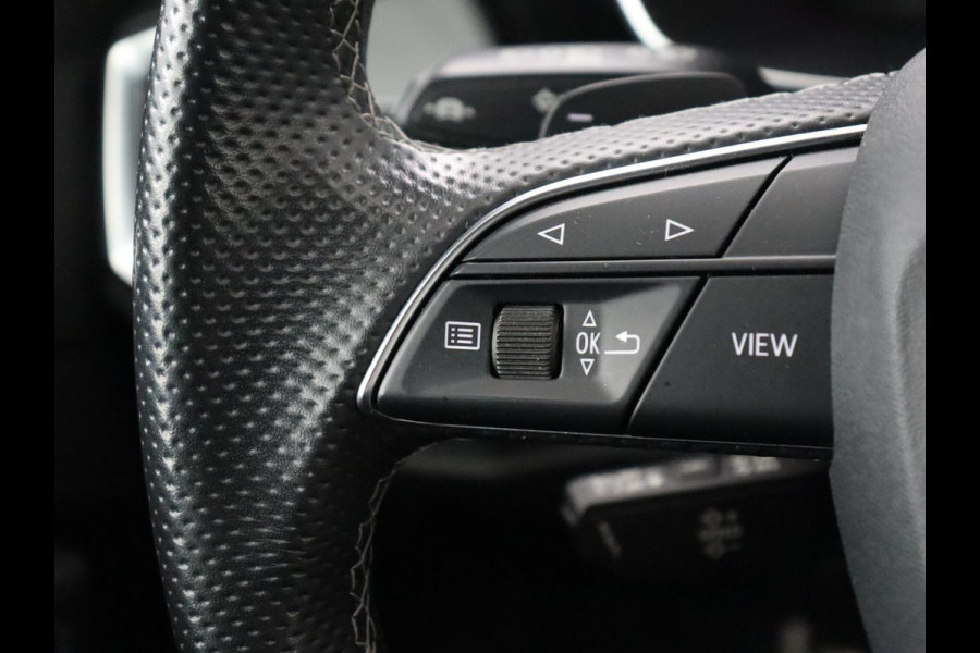 Audi Q3 45 TFSIe S edition | SOH 88% | Sportstoelen | Carplay | Trekhaak | Virtual Cockpit | Navigatie | Camera | Full LED | Half leder | Sfeerverlichting | Climate control | Parkeeerhulp | Cruise control | PHEV | Plug In