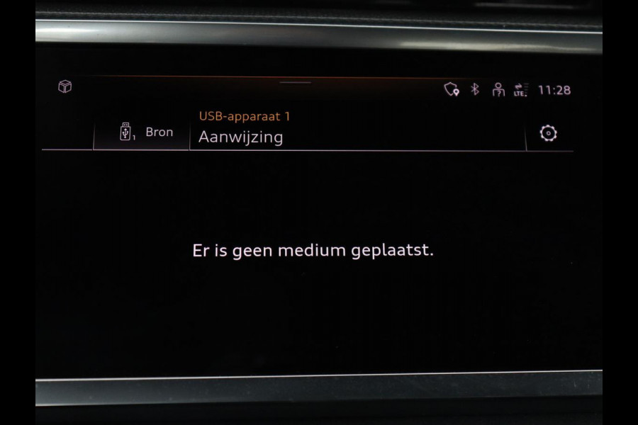 Audi Q3 45 TFSIe S edition | SOH 88% | Sportstoelen | Carplay | Trekhaak | Virtual Cockpit | Navigatie | Camera | Full LED | Half leder | Sfeerverlichting | Climate control | Parkeeerhulp | Cruise control | PHEV | Plug In