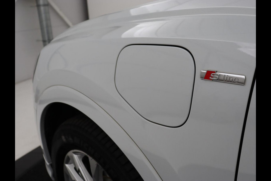Audi Q3 45 TFSIe S edition | SOH 88% | Sportstoelen | Carplay | Trekhaak | Virtual Cockpit | Navigatie | Camera | Full LED | Half leder | Sfeerverlichting | Climate control | Parkeeerhulp | Cruise control | PHEV | Plug In