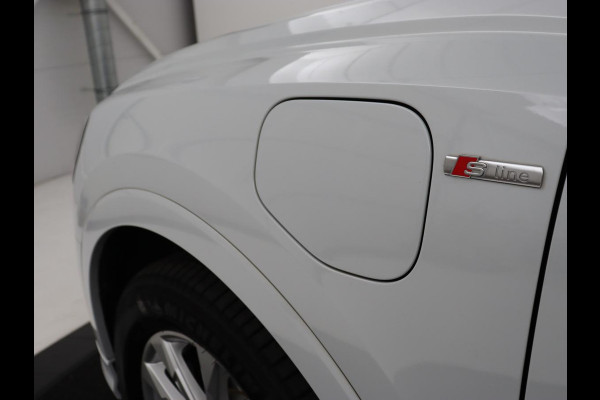 Audi Q3 45 TFSIe S edition | SOH 88% | Sportstoelen | Carplay | Trekhaak | Virtual Cockpit | Navigatie | Camera | Full LED | Half leder | Sfeerverlichting | Climate control | Parkeeerhulp | Cruise control | PHEV | Plug In