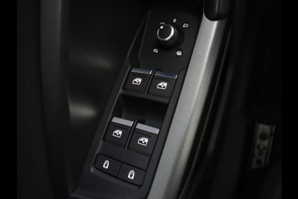 Audi Q3 45 TFSIe S edition | SOH 88% | Sportstoelen | Carplay | Trekhaak | Virtual Cockpit | Navigatie | Camera | Full LED | Half leder | Sfeerverlichting | Climate control | Parkeeerhulp | Cruise control | PHEV | Plug In