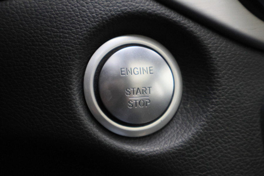 Mercedes-Benz GLA 200 Premium Plus AMG Panoramadak, Navigatie, Stoelverwarming, Cruise, 18"