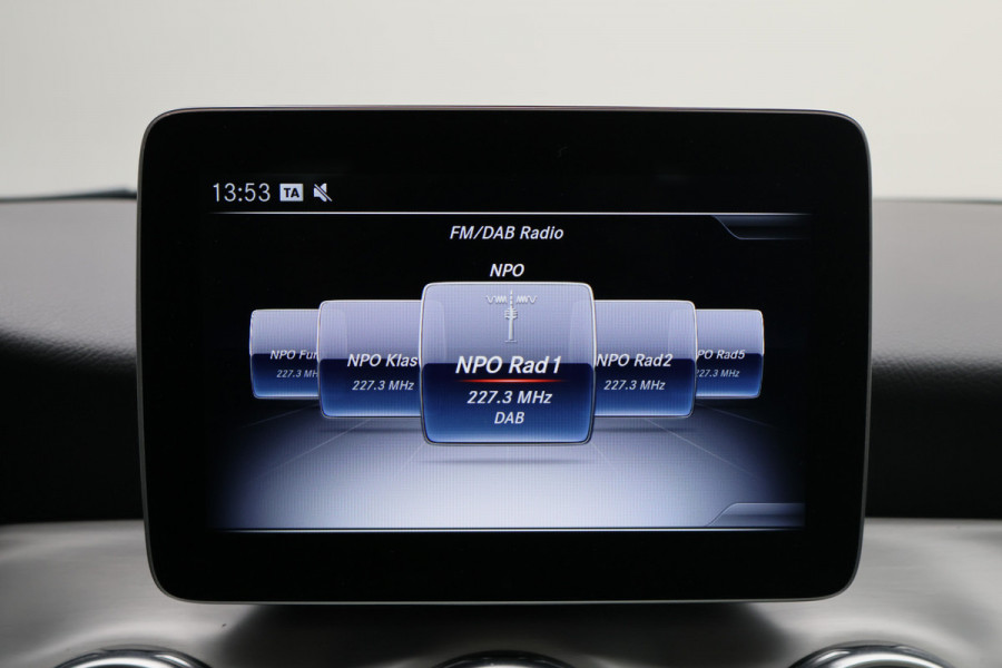 Mercedes-Benz GLA 200 Premium Plus AMG Panoramadak, Navigatie, Stoelverwarming, Cruise, 18"