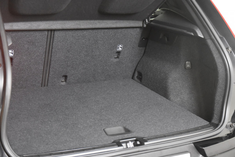 Volvo XC40 1.5 T2 Momentum Core *1ste Eigenaar*Navigatie*Camera*Carplay*