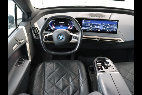 BMW iX xDrive40 High Executive 77 kWh | SOH 95,9% | Panoramadak | Laserlicht | Harman/Kardon | 360 Camera | Trekhaak | Leder | Head-Up | 22'' | Stoelverwarming | Carplay | Side Assist | Navigatie