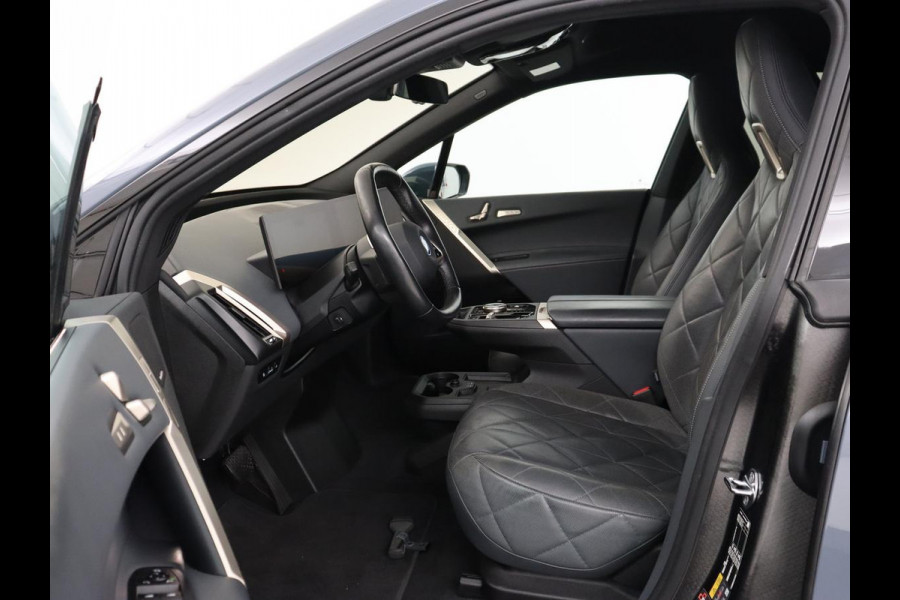 BMW iX xDrive40 High Executive 77 kWh | SOH 95,9% | Panoramadak | Laserlicht | Harman/Kardon | 360 Camera | Trekhaak | Leder | Head-Up | 22'' | Stoelverwarming | Carplay | Side Assist | Navigatie