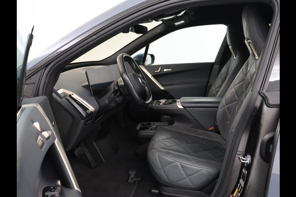 BMW iX xDrive40 High Executive 77 kWh | SOH 95,9% | Panoramadak | Laserlicht | Harman/Kardon | 360 Camera | Trekhaak | Leder | Head-Up | 22'' | Stoelverwarming | Carplay | Side Assist | Navigatie