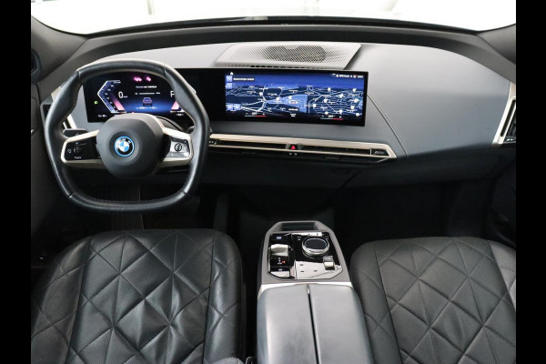 BMW iX xDrive40 High Executive 77 kWh | SOH 95,9% | Panoramadak | Laserlicht | Harman/Kardon | 360 Camera | Trekhaak | Leder | Head-Up | 22'' | Stoelverwarming | Carplay | Side Assist | Navigatie