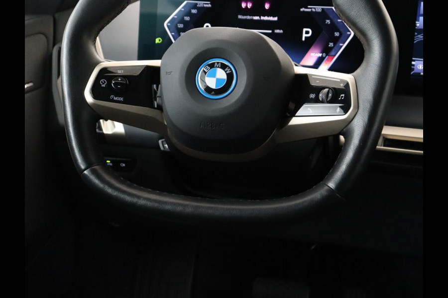 BMW iX xDrive40 High Executive 77 kWh | SOH 95,9% | Panoramadak | Laserlicht | Harman/Kardon | 360 Camera | Trekhaak | Leder | Head-Up | 22'' | Stoelverwarming | Carplay | Side Assist | Navigatie