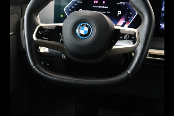 BMW iX xDrive40 High Executive 77 kWh | SOH 95,9% | Panoramadak | Laserlicht | Harman/Kardon | 360 Camera | Trekhaak | Leder | Head-Up | 22'' | Stoelverwarming | Carplay | Side Assist | Navigatie