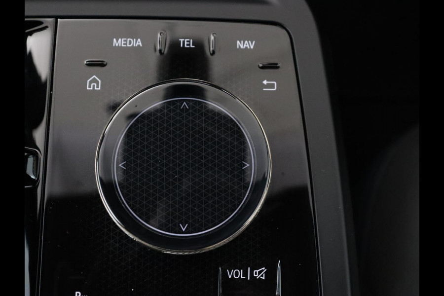 BMW iX xDrive40 High Executive 77 kWh | SOH 95,9% | Panoramadak | Laserlicht | Harman/Kardon | 360 Camera | Trekhaak | Leder | Head-Up | 22'' | Stoelverwarming | Carplay | Side Assist | Navigatie