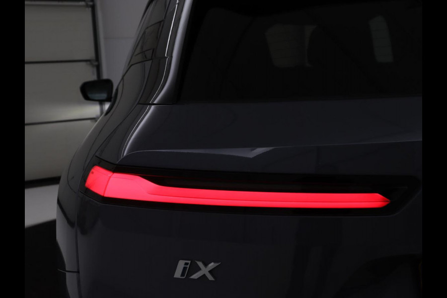 BMW iX xDrive40 High Executive 77 kWh | SOH 95,9% | Panoramadak | Laserlicht | Harman/Kardon | 360 Camera | Trekhaak | Leder | Head-Up | 22'' | Stoelverwarming | Carplay | Side Assist | Navigatie