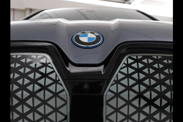 BMW iX xDrive40 High Executive 77 kWh | SOH 95,9% | Panoramadak | Laserlicht | Harman/Kardon | 360 Camera | Trekhaak | Leder | Head-Up | 22'' | Stoelverwarming | Carplay | Side Assist | Navigatie