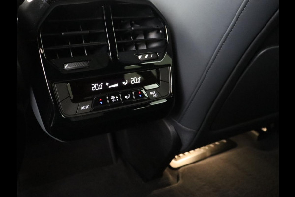 BMW iX xDrive40 High Executive 77 kWh | SOH 95,9% | Panoramadak | Laserlicht | Harman/Kardon | 360 Camera | Trekhaak | Leder | Head-Up | 22'' | Stoelverwarming | Carplay | Side Assist | Navigatie