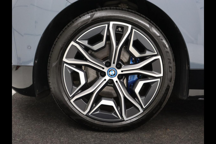 BMW iX xDrive40 High Executive 77 kWh | SOH 95,9% | Panoramadak | Laserlicht | Harman/Kardon | 360 Camera | Trekhaak | Leder | Head-Up | 22'' | Stoelverwarming | Carplay | Side Assist | Navigatie