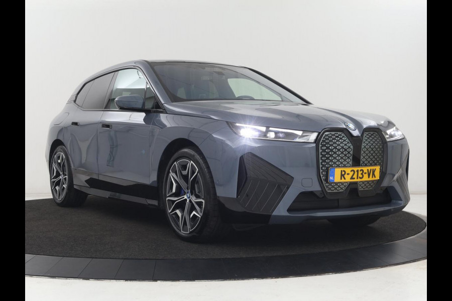 BMW iX xDrive40 High Executive 77 kWh | SOH 95,9% | Panoramadak | Laserlicht | Harman/Kardon | 360 Camera | Trekhaak | Leder | Head-Up | 22'' | Stoelverwarming | Carplay | Side Assist | Navigatie