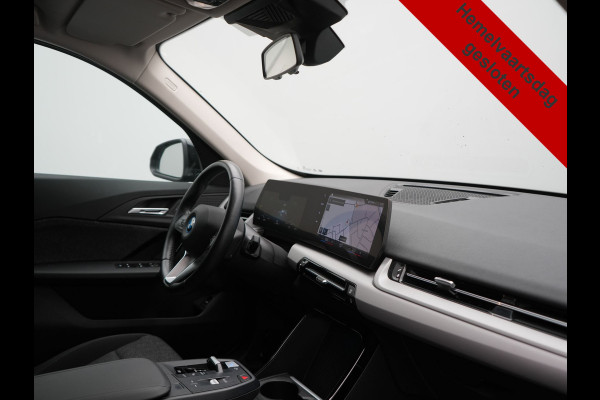 BMW iX1 xDrive30 64 kWh 306pk Dealer O.H. | Adaptief M Onderstel | Camera | Cruise Control | Stoelverwarming | Widescreen Navi | Park Assist | Apple Carplay | Navigatie | DAB | Standkachel |