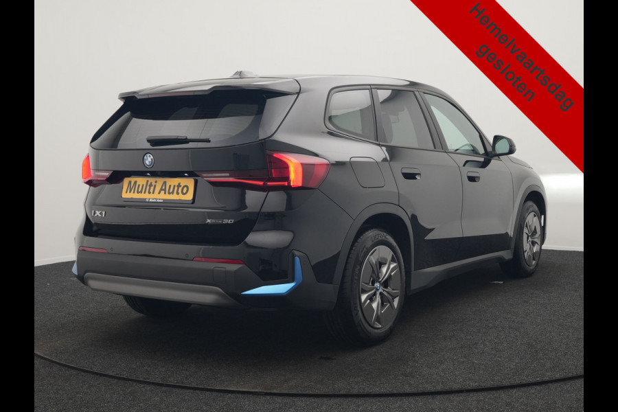 BMW iX1 xDrive30 64 kWh 306pk Dealer O.H. | Adaptief M Onderstel | Camera | Cruise Control | Stoelverwarming | Widescreen Navi | Park Assist | Apple Carplay | Navigatie | DAB | Standkachel |