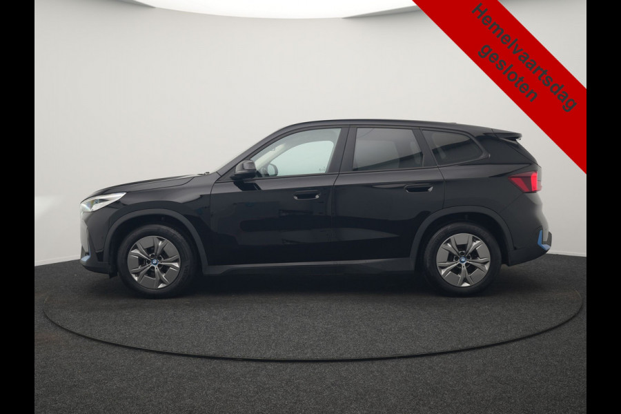 BMW iX1 xDrive30 64 kWh 306pk Dealer O.H. | Adaptief M Onderstel | Camera | Cruise Control | Stoelverwarming | Widescreen Navi | Park Assist | Apple Carplay | Navigatie | DAB | Standkachel |