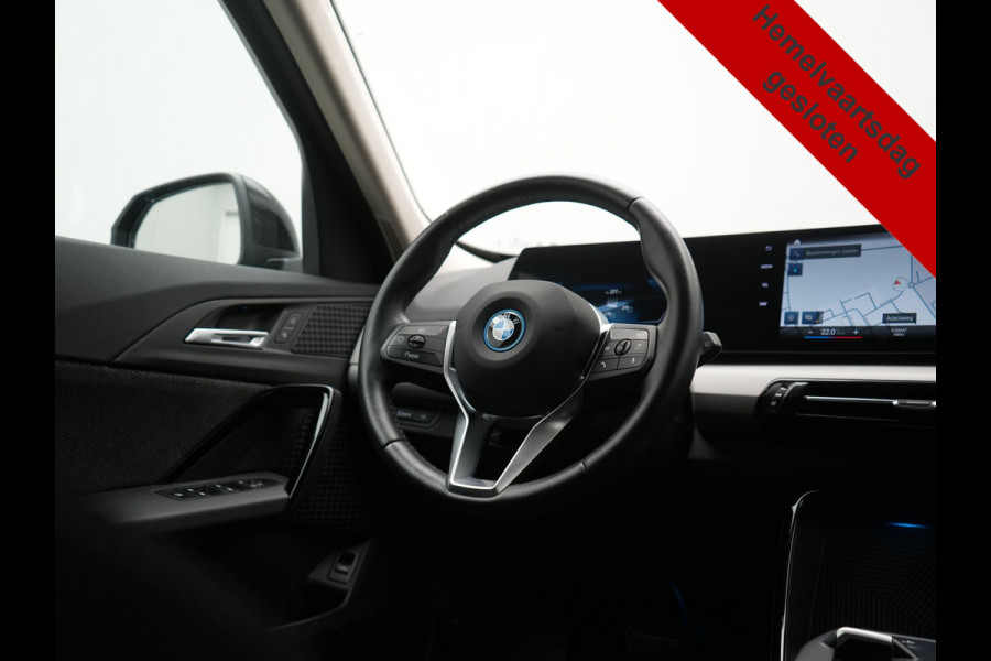 BMW iX1 xDrive30 64 kWh 306pk Dealer O.H. | Adaptief M Onderstel | Camera | Cruise Control | Stoelverwarming | Widescreen Navi | Park Assist | Apple Carplay | Navigatie | DAB | Standkachel |