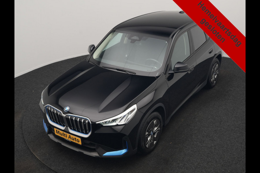 BMW iX1 xDrive30 64 kWh 306pk Dealer O.H. | Adaptief M Onderstel | Camera | Cruise Control | Stoelverwarming | Widescreen Navi | Park Assist | Apple Carplay | Navigatie | DAB | Standkachel |