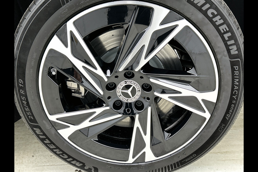 Mercedes-Benz Glb 250+ Business Solution AMG 85.5 kWh | Advanced Plus pakket | Winterpakket | Nightpakket | Parkeerpakket | Trekhaak | GUARD 360° | Vast panoramadak | 19” vijfspaaks lichtmetalen velgen |