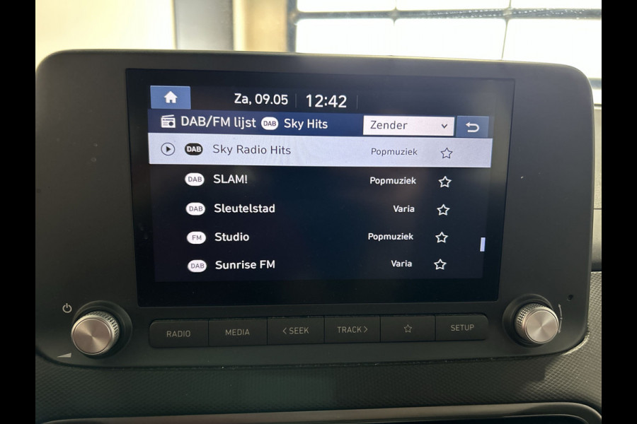 Hyundai Kona EV Comfort 39 kWh - Verwarmde stoelen | Digitaal dashboard | Hill hold functie |