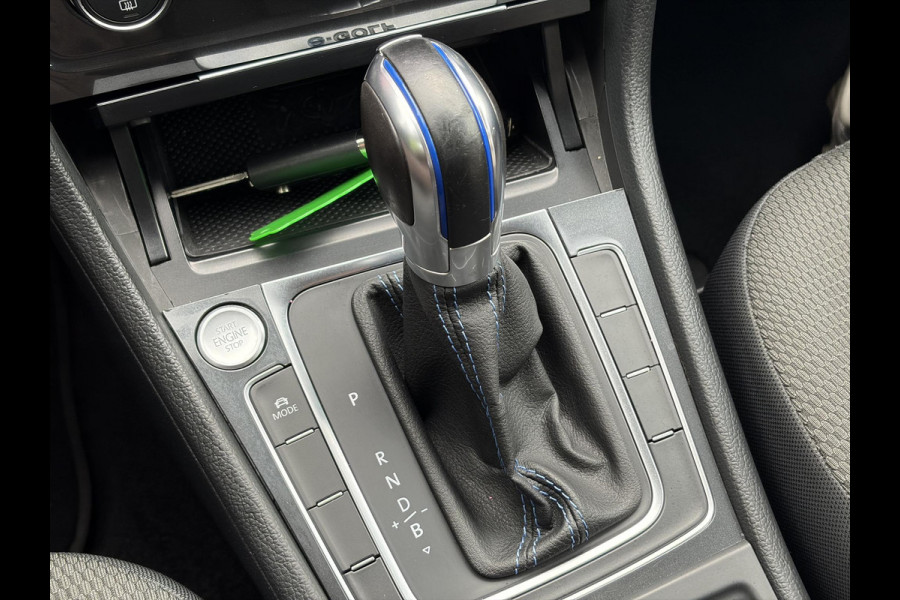 Volkswagen e-Golf e-Golf 1e Eigenaar,SOH % 84.64,Navi,Camera,Draadloos Opladen,Dealer Onderhouden,Clima,Adaptief Cruise,Carplay,Lm velgen,Apk tot 04-2027