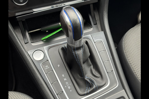 Volkswagen e-Golf e-Golf 1e Eigenaar,SOH % 84.64,Navi,Camera,Draadloos Opladen,Dealer Onderhouden,Clima,Adaptief Cruise,Carplay,Lm velgen,Apk tot 04-2027