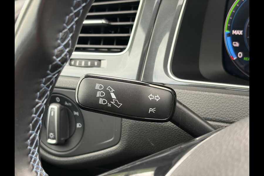 Volkswagen e-Golf e-Golf 1e Eigenaar,SOH % 84.64,Navi,Camera,Draadloos Opladen,Dealer Onderhouden,Clima,Adaptief Cruise,Carplay,Lm velgen,Apk tot 04-2027