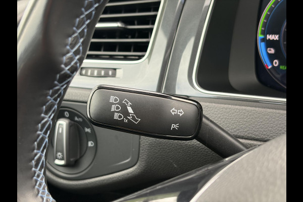 Volkswagen e-Golf e-Golf 1e Eigenaar,SOH % 84.64,Navi,Camera,Draadloos Opladen,Dealer Onderhouden,Clima,Adaptief Cruise,Carplay,Lm velgen,Apk tot 04-2027