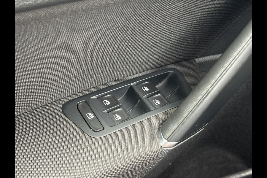 Volkswagen e-Golf e-Golf 1e Eigenaar,SOH % 84.64,Navi,Camera,Draadloos Opladen,Dealer Onderhouden,Clima,Adaptief Cruise,Carplay,Lm velgen,Apk tot 04-2027