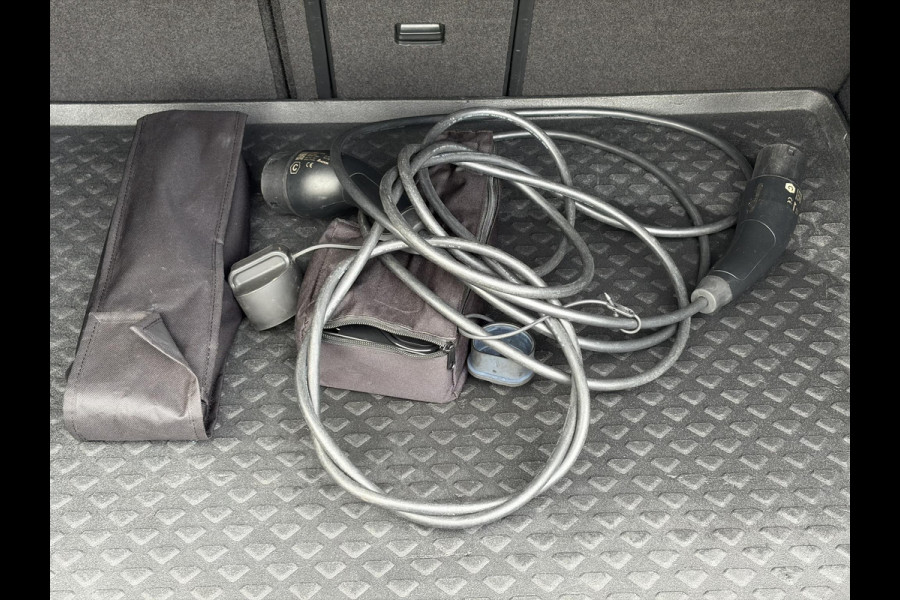 Volkswagen e-Golf e-Golf 1e Eigenaar,SOH % 84.64,Navi,Camera,Draadloos Opladen,Dealer Onderhouden,Clima,Adaptief Cruise,Carplay,Lm velgen,Apk tot 04-2027