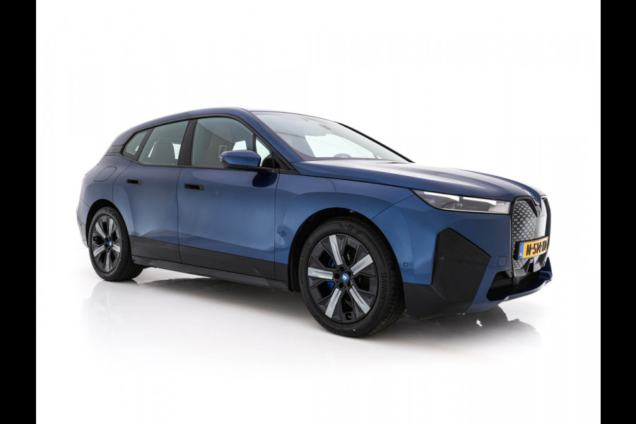 BMW iX xDrive40 High Executive 77 kWh [ 3-Fase ] {SOH-100%} (INCL.BTW) *HEAD-UP | LEATHER | TOP-VIEW | FULL-LED | MEMORY-PACK | HARMAN/KARDON | BLINDSPOT | WIDESCREEN-COCKPIT | HEATED-COMOFRTSEATS | DAB | AMBIENT-LIGHT | NAVI-FULLMAP | TOWBAR | 21''AL