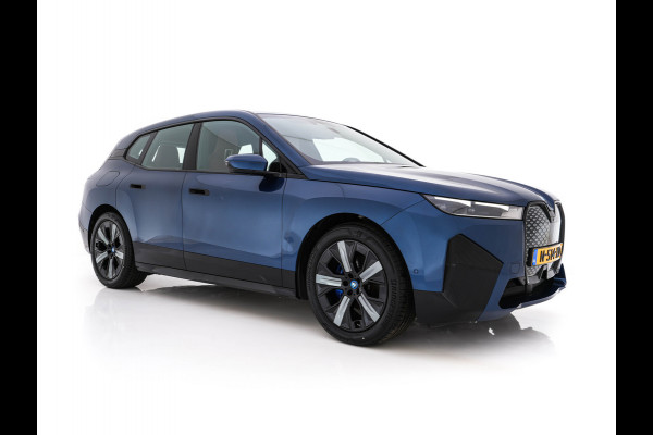 BMW iX xDrive40 High Executive 77 kWh [ 3-Fase ] {SOH-100%} (INCL.BTW) *HEAD-UP | LEATHER | TOP-VIEW | FULL-LED | MEMORY-PACK | HARMAN/KARDON | BLINDSPOT | WIDESCREEN-COCKPIT | HEATED-COMOFRTSEATS | DAB | AMBIENT-LIGHT | NAVI-FULLMAP | TOWBAR | 21''AL