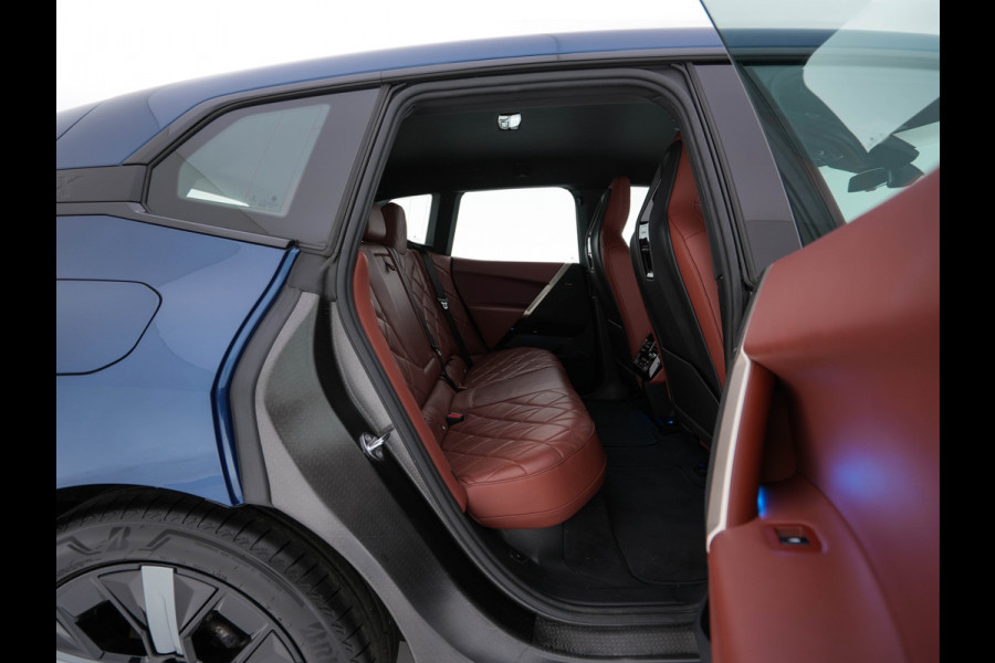 BMW iX xDrive40 High Executive 77 kWh [ 3-Fase ] {SOH-100%} (INCL.BTW) *HEAD-UP | LEATHER | TOP-VIEW | FULL-LED | MEMORY-PACK | HARMAN/KARDON | BLINDSPOT | WIDESCREEN-COCKPIT | HEATED-COMOFRTSEATS | DAB | AMBIENT-LIGHT | NAVI-FULLMAP | TOWBAR | 21''AL