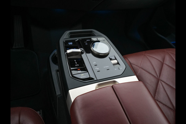 BMW iX xDrive40 High Executive 77 kWh [ 3-Fase ] {SOH-100%} (INCL.BTW) *HEAD-UP | LEATHER | TOP-VIEW | FULL-LED | MEMORY-PACK | HARMAN/KARDON | BLINDSPOT | WIDESCREEN-COCKPIT | HEATED-COMOFRTSEATS | DAB | AMBIENT-LIGHT | NAVI-FULLMAP | TOWBAR | 21''AL
