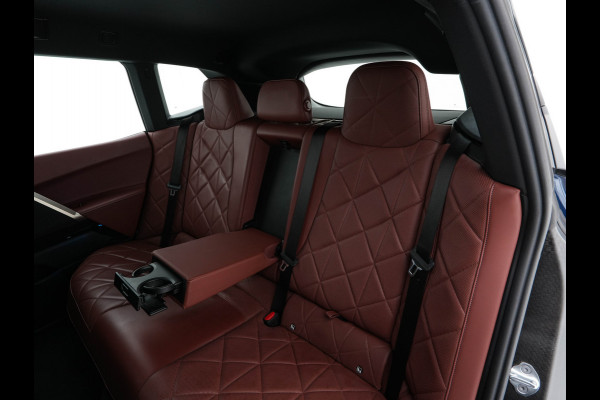 BMW iX xDrive40 High Executive 77 kWh [ 3-Fase ] {SOH-100%} (INCL.BTW) *HEAD-UP | LEATHER | TOP-VIEW | FULL-LED | MEMORY-PACK | HARMAN/KARDON | BLINDSPOT | WIDESCREEN-COCKPIT | HEATED-COMOFRTSEATS | DAB | AMBIENT-LIGHT | NAVI-FULLMAP | TOWBAR | 21''AL