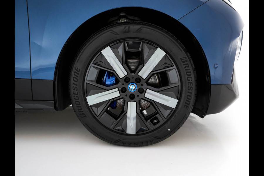 BMW iX xDrive40 High Executive 77 kWh [ 3-Fase ] {SOH-100%} (INCL.BTW) *HEAD-UP | LEATHER | TOP-VIEW | FULL-LED | MEMORY-PACK | HARMAN/KARDON | BLINDSPOT | WIDESCREEN-COCKPIT | HEATED-COMOFRTSEATS | DAB | AMBIENT-LIGHT | NAVI-FULLMAP | TOWBAR | 21''AL