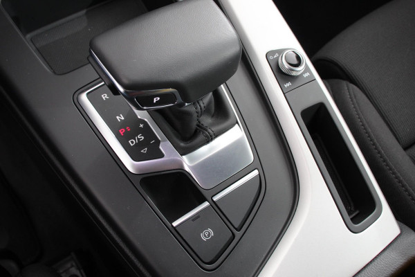 Audi A4 Avant 40 TFSI 204 pk S-tronic S Line Plus Navigatie Adaptive Cruise Control Parkeersensoren Camera Lane Assist Elektrische achterklep Stoelverwarming Ledverlichting Virtual Cockpit Climatronic