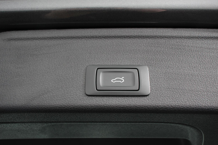 Audi A4 Avant 40 TFSI 204 pk S-tronic S Line Plus Navigatie Adaptive Cruise Control Parkeersensoren Camera Lane Assist Elektrische achterklep Stoelverwarming Ledverlichting Virtual Cockpit Climatronic