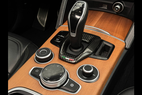 Alfa Romeo Stelvio 2.0 T AWD Veloce | Schuif-Kantel Dak | Trekhaak | Performance Pack | Leder + Memory | Harman Kardon